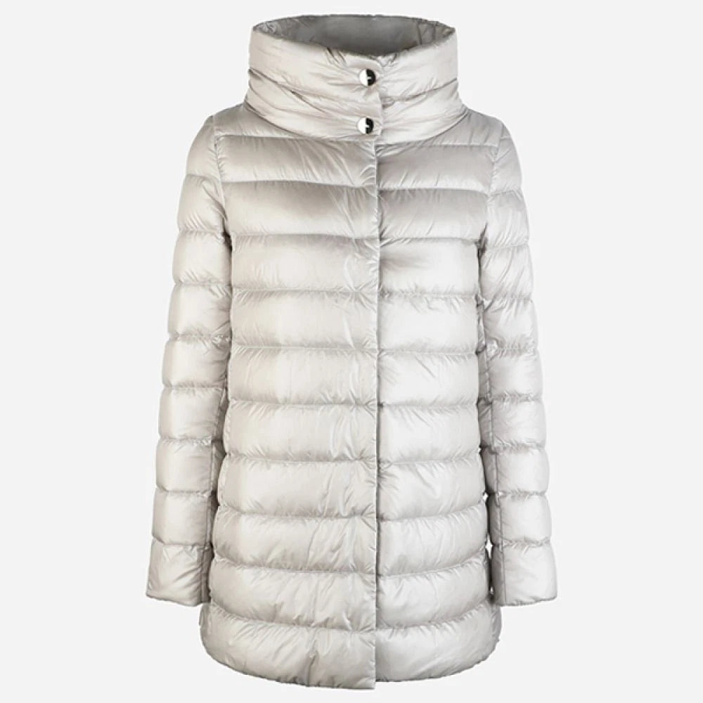 Plumífero Herno Amelia mujer gris perla, vista frontal, acolchado horizontal y cuello alto
