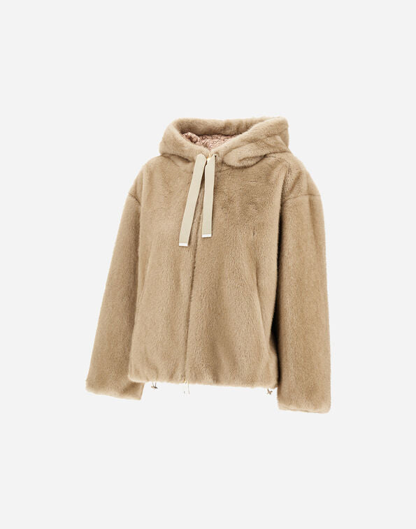 Bomber Herno Chantilly crudo, vista tres cuartos con capucha y mangas amplias