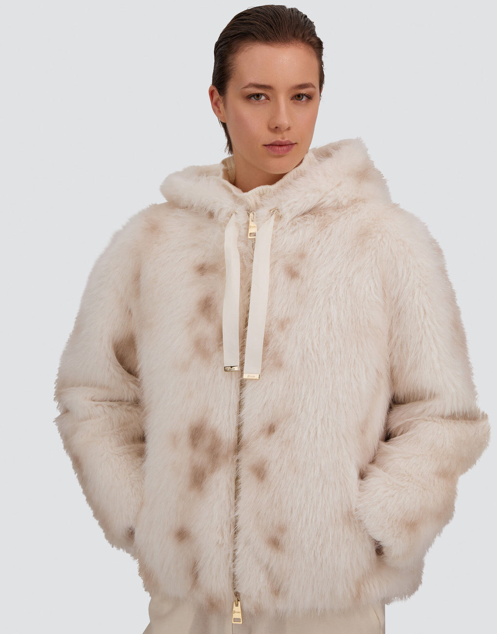 Modelo con chaqueta Herno efecto pelo lince marfil, detalle de textura y capucha