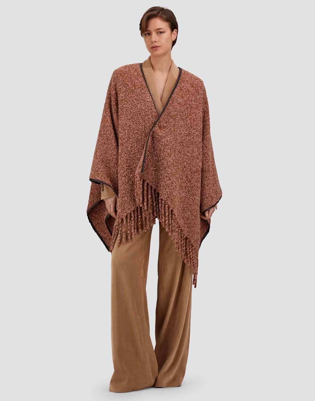 Pantalón de pana Herno mujer camel claro en estilismo con capa de punto
