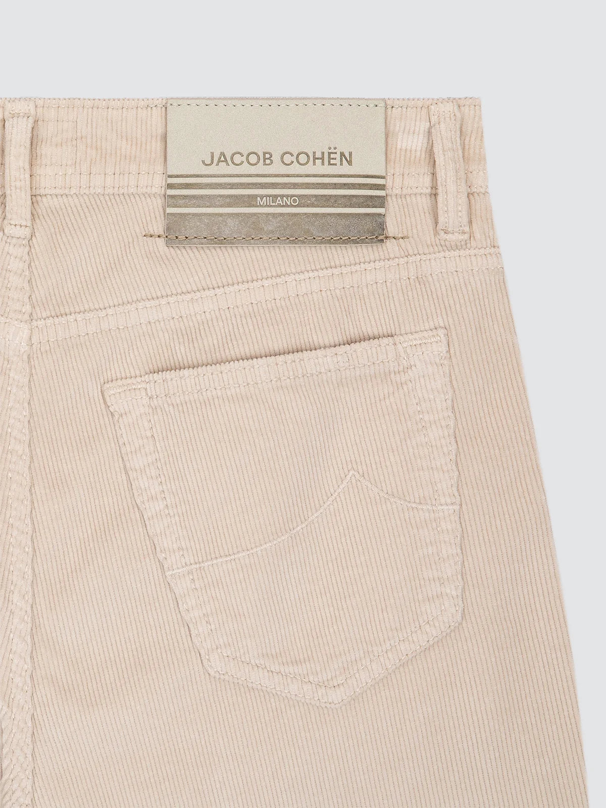 Pantalón Jacob Cohën Bard pana Almond White detalle trasero