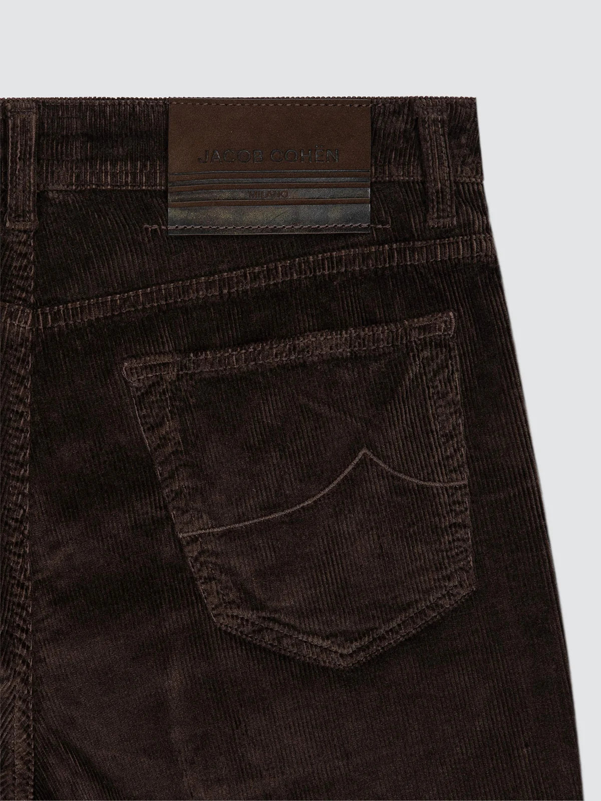 Pantalón Jacob Cohën Bard pana Chocolate detalle trasero