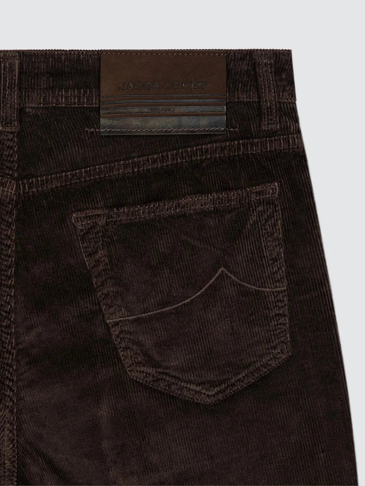 Pantalón Jacob Cohën Bard pana Chocolate detalle trasero