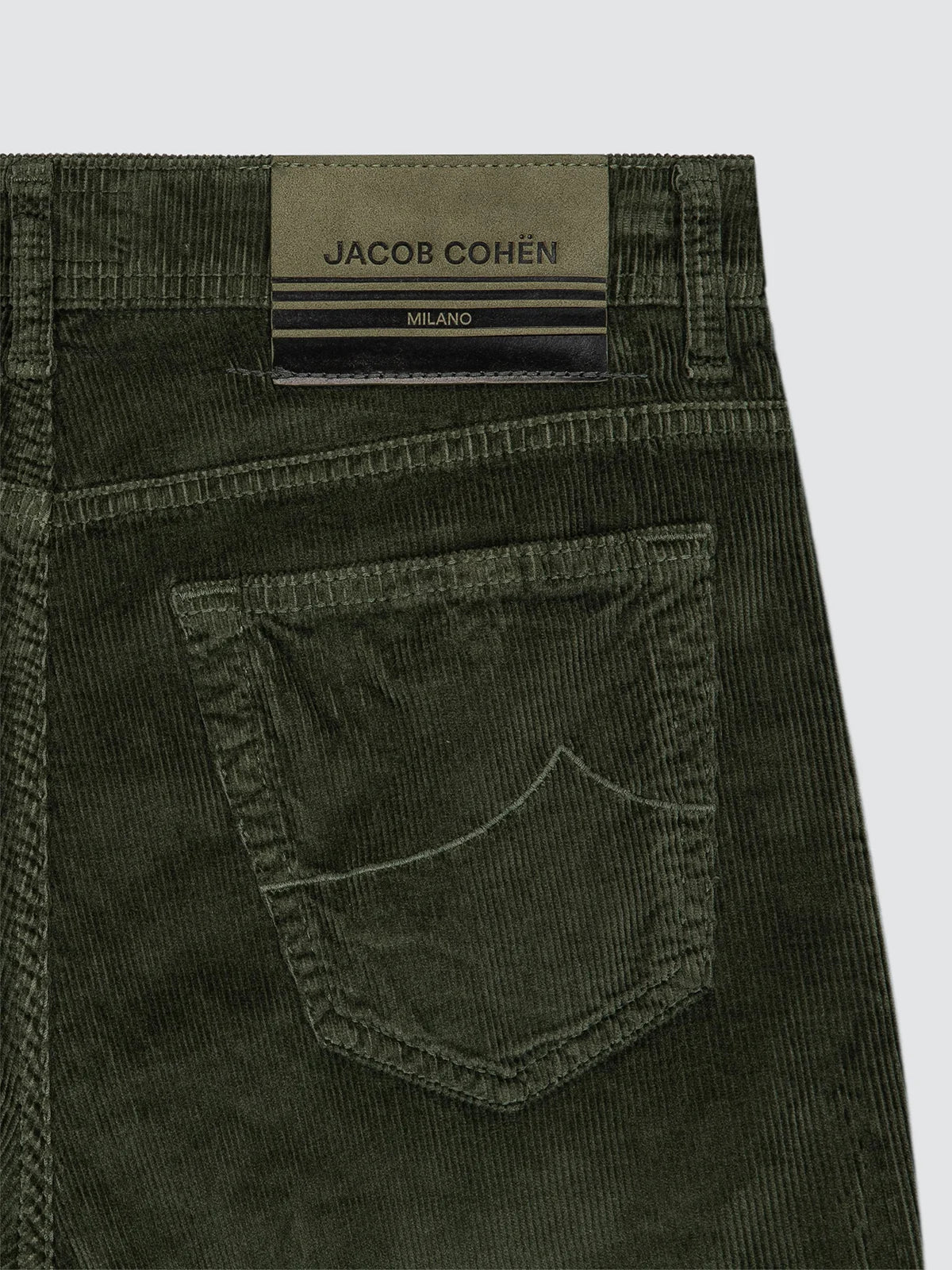 Pantalón Jacob Cohën Bard pana Verde detalle trasero