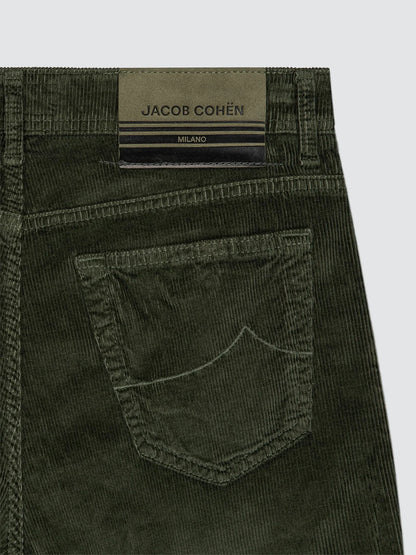 Pantalón Jacob Cohën Bard pana Verde detalle trasero