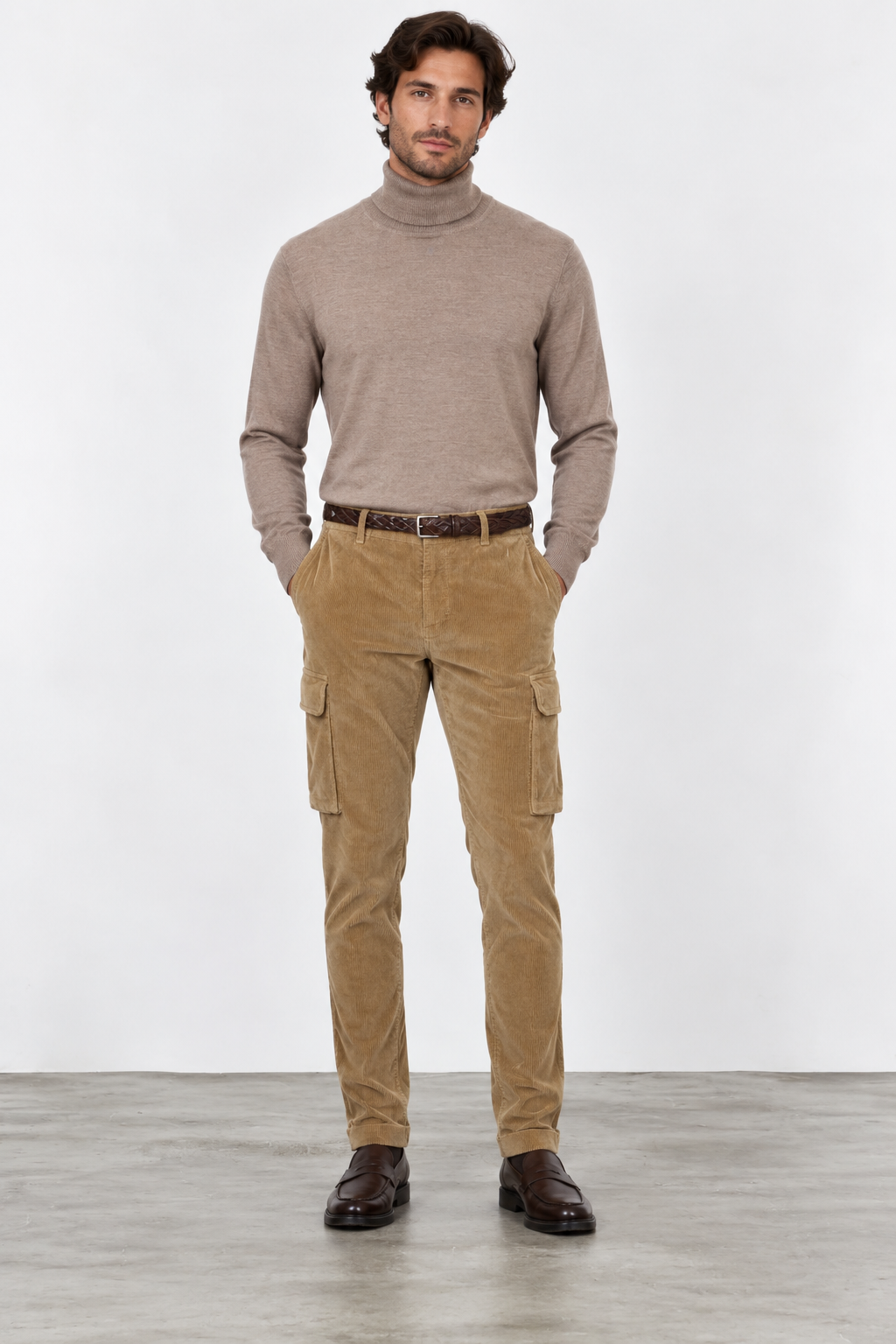 Modelo Trapper con pantalón cargo Mason's Chile extra slim en pana camel