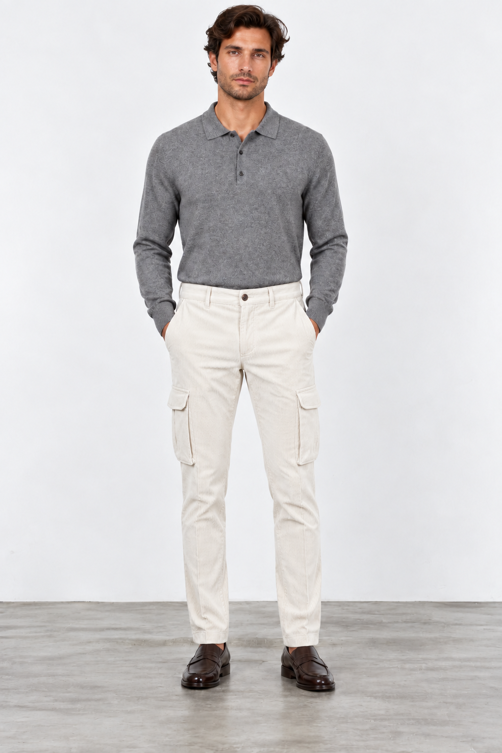 Modelo Trapper con pantalón cargo Mason's Chile extra slim en pana crudo