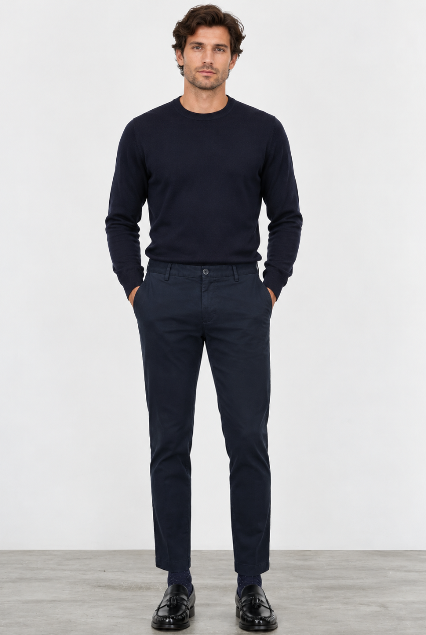 Pantalón chino New York regular fit de Mason's en azul navy, vista con modelo