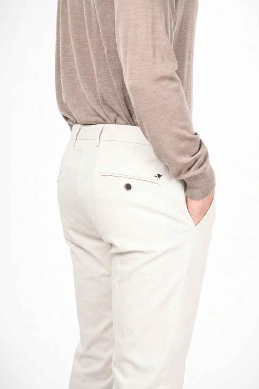 Detalle de la gabardina stretch del pantalón chino New York de Mason's en crudo