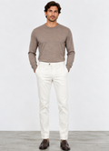 Pantalón chino New York de Mason's en color crudo con modelo Trapper