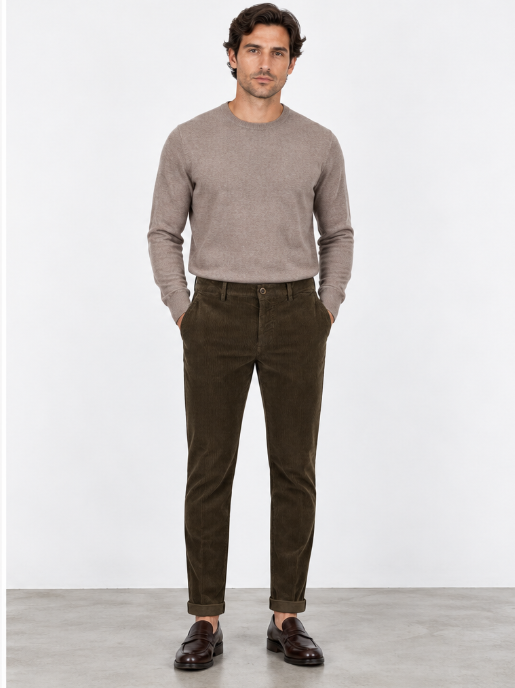 Pantalón chino Mason's de pana color chocolate con el modelo de Trapper