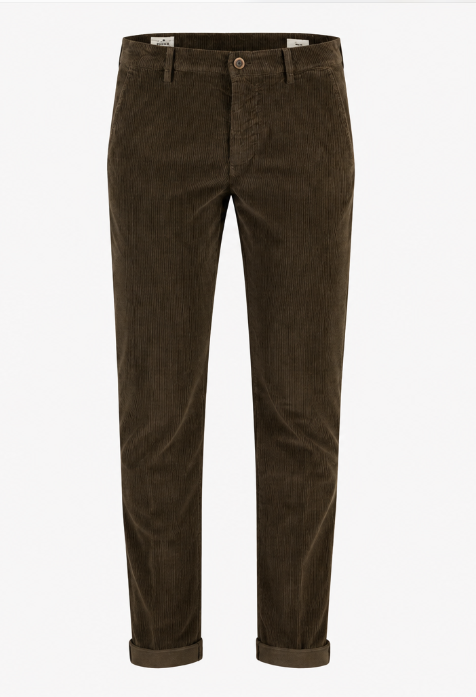 Vista frontal del pantalón chino de pana Mason's color chocolate