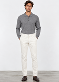 Modelo Trapper con pantalón chino Mason's Torino Style Fit en pana crudo