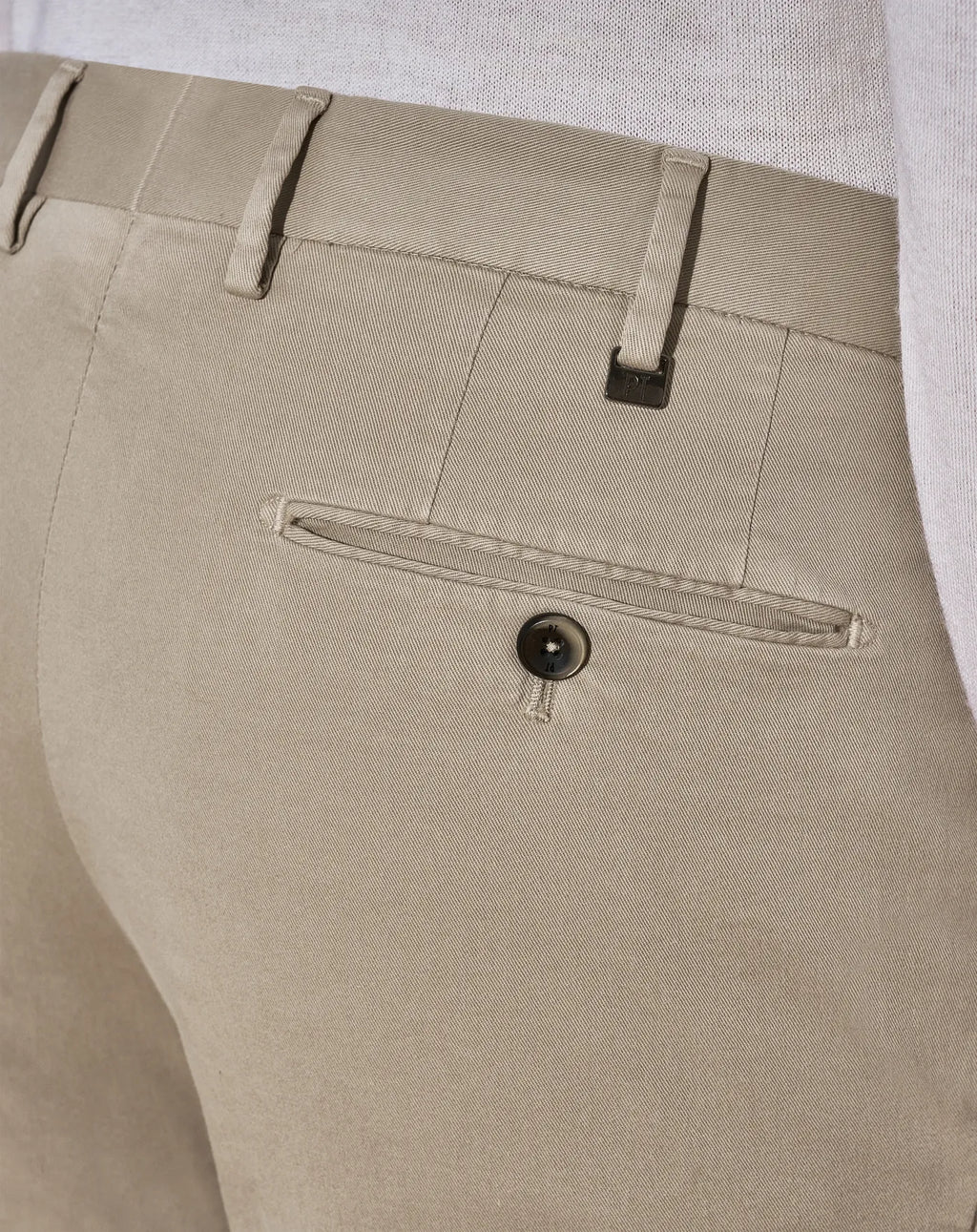 Detalle de la gabardina elástica y acabado del pantalón chino PT01 tostado