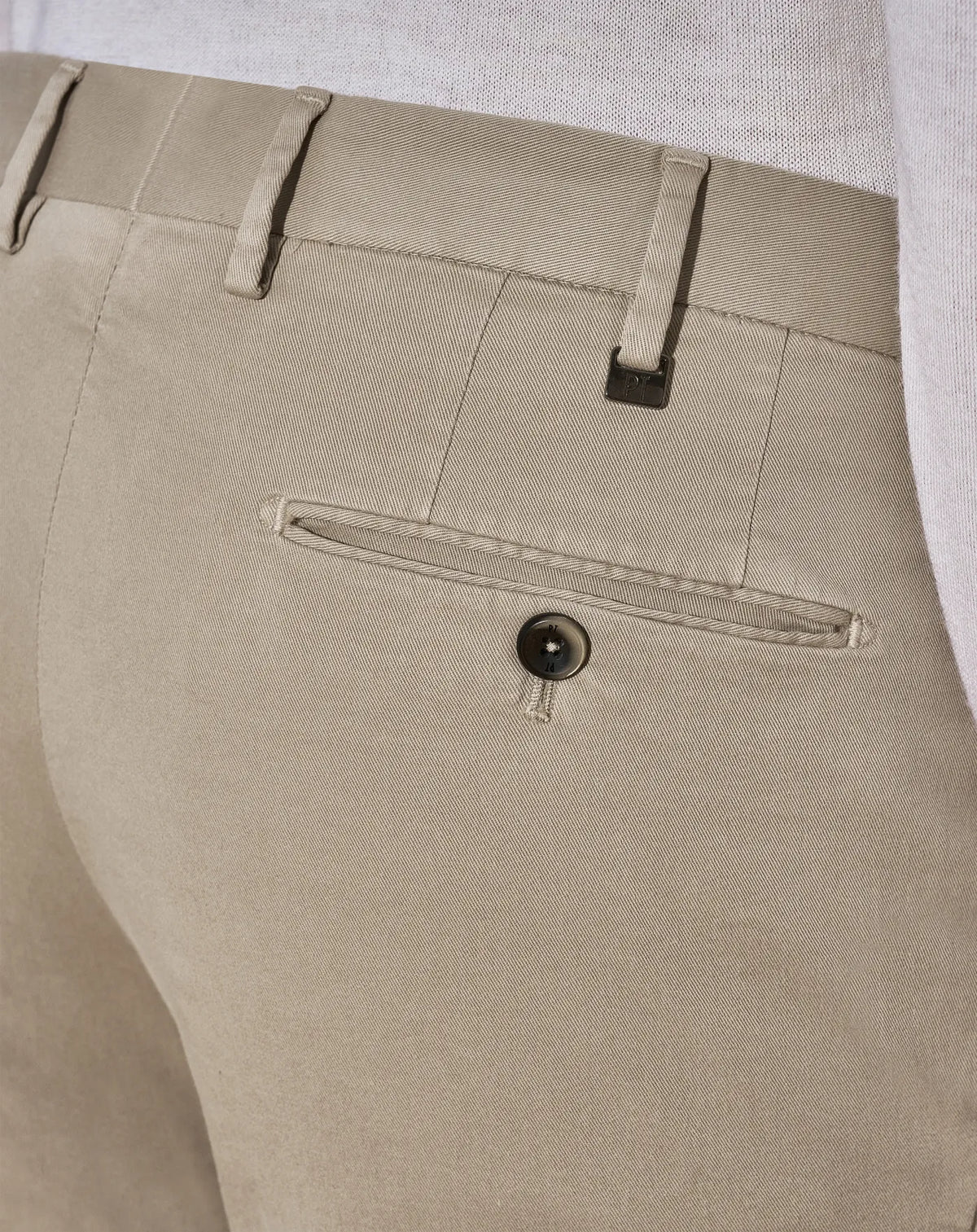 Detalle de la gabardina elástica y acabado del pantalón chino PT01 tostado