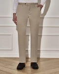 Pantalón chino PT01 slim de gabardina elástica en tostado, visto en modelo