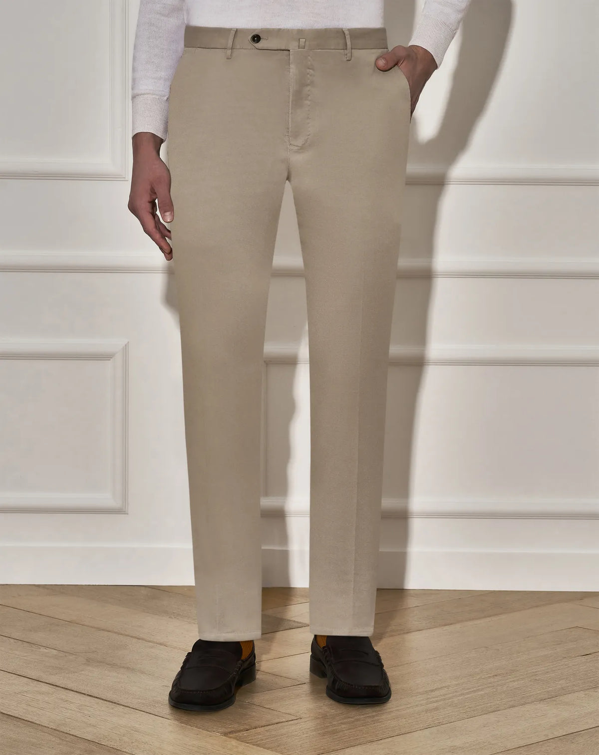 Pantalón chino PT01 slim de gabardina elástica en tostado, visto en modelo