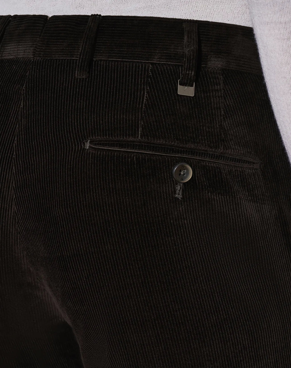 Detalle de la pana elástica y acabado del pantalón PT01 chocolate