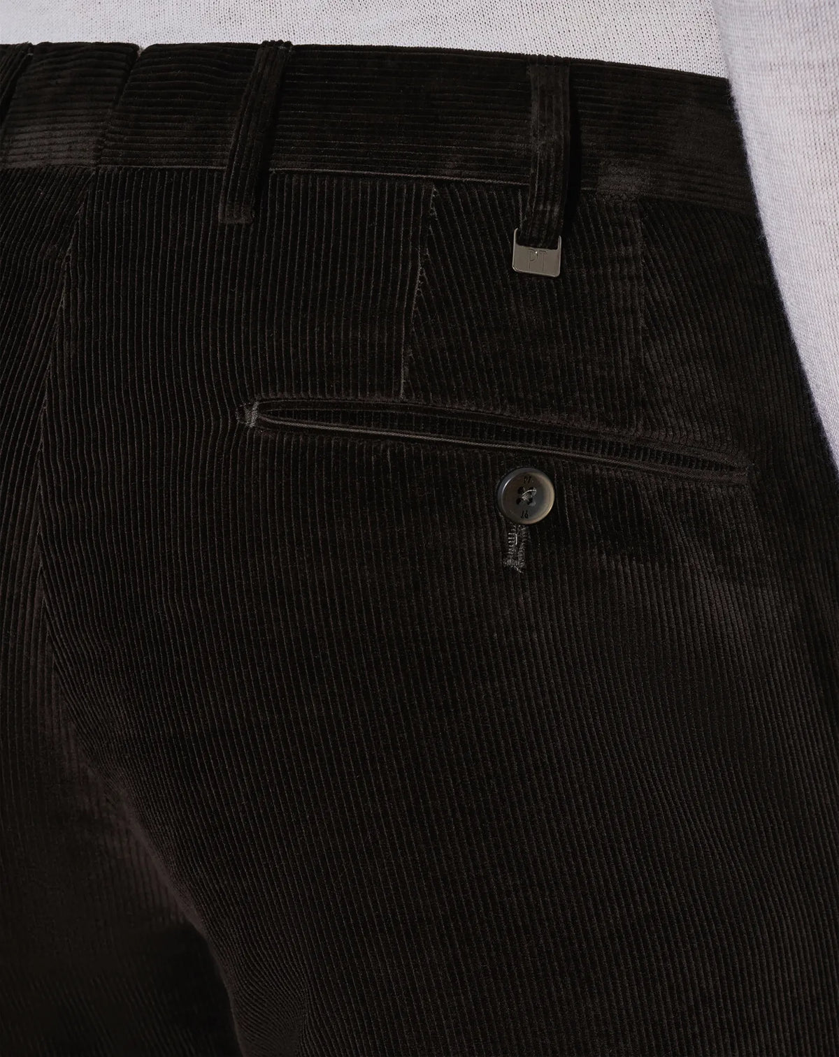 Detalle de la pana elástica y acabado del pantalón PT01 chocolate