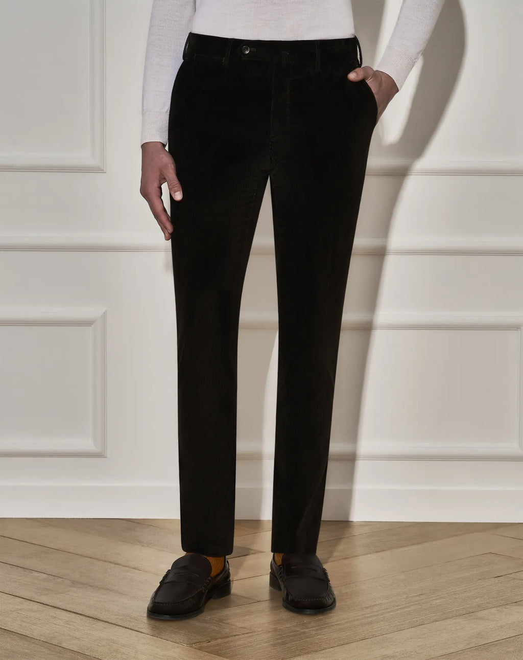 Pantalón slim PT01 de pana en color chocolate, visto en modelo