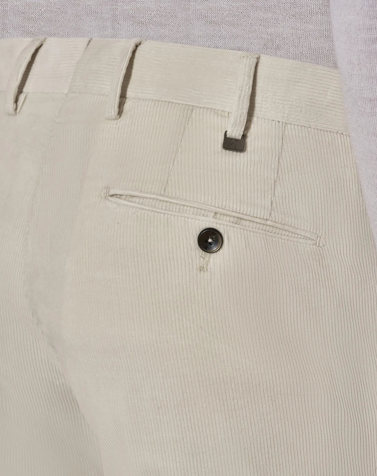 Detalle de la pana y acabado del pantalón PT01 crudo