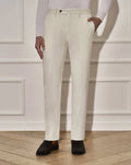 Pantalón slim PT01 de pana color crudo visto en modelo