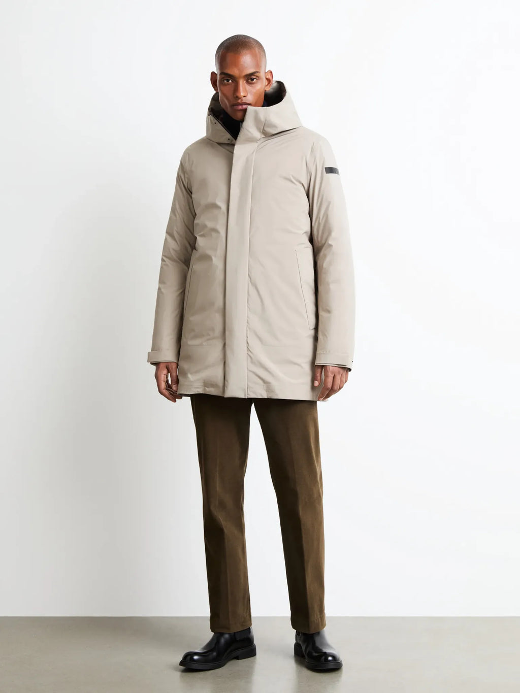 Parka RRD Sing Floating beige puesta en modelo