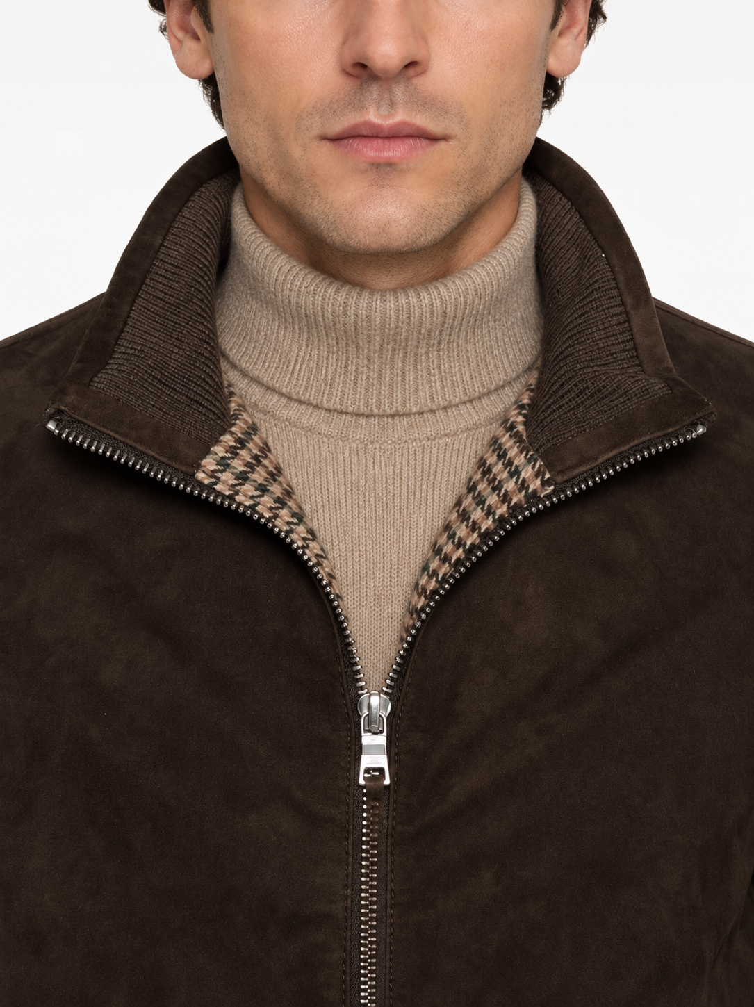 Detalle de cuello y forro bomber Tobia chocolate The Jack