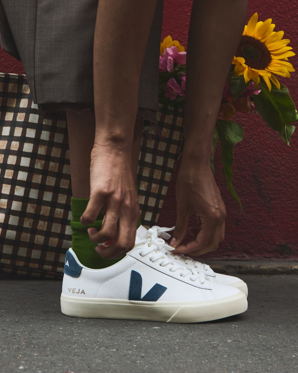 Zapatillas Veja Campo mujer en cuero blanco y azul, foto 4